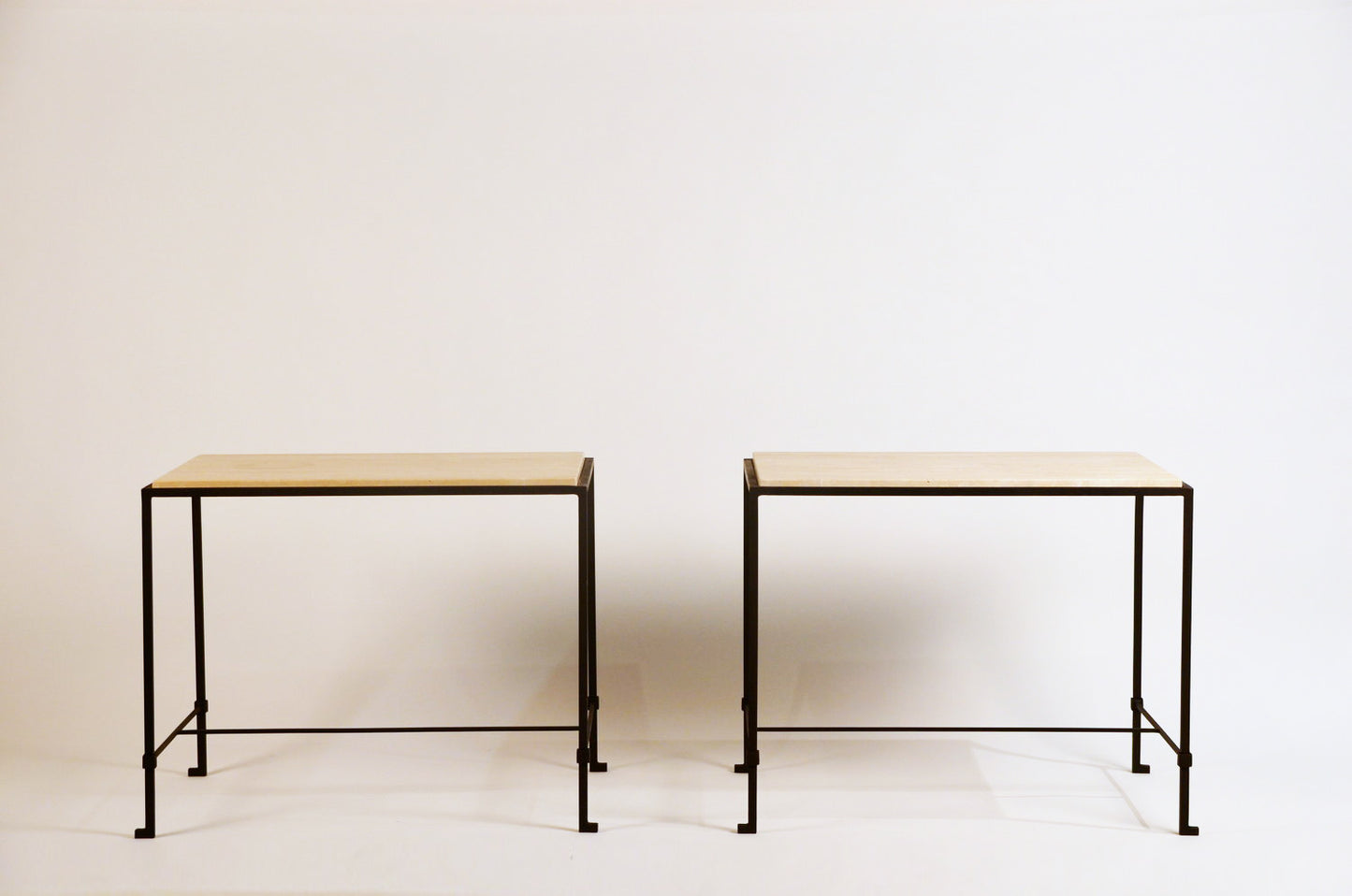 Paire de tables d'appoint 'Diagramme' avec plateau en Travertin