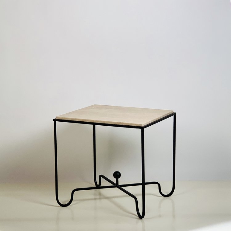 Paire de tables d'appoint 'Entretoise' avec surface en Travertin