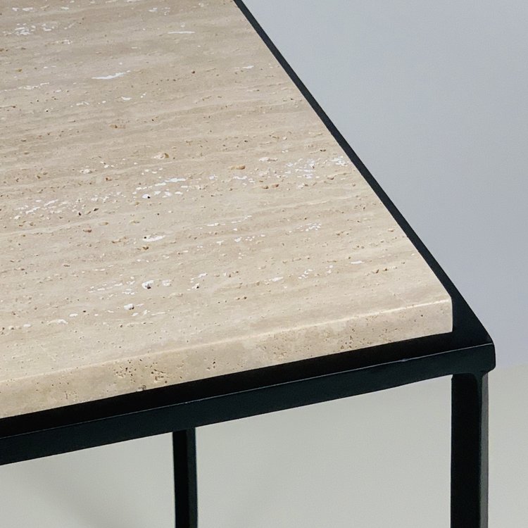 Paire de tables d'appoint 'Entretoise' avec surface en Travertin