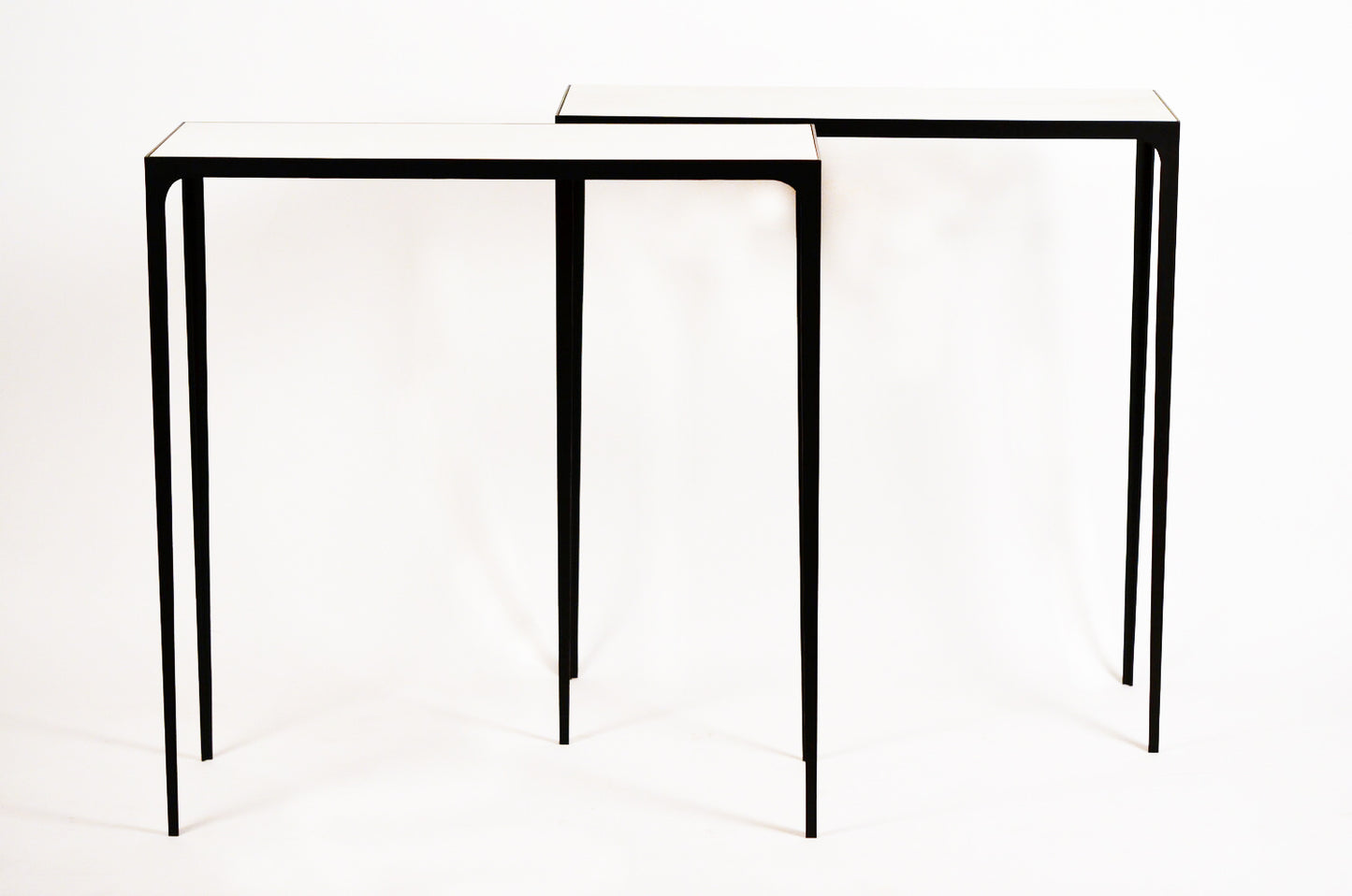 Paire de large console 'Esquisse' avec plateau en parchemin