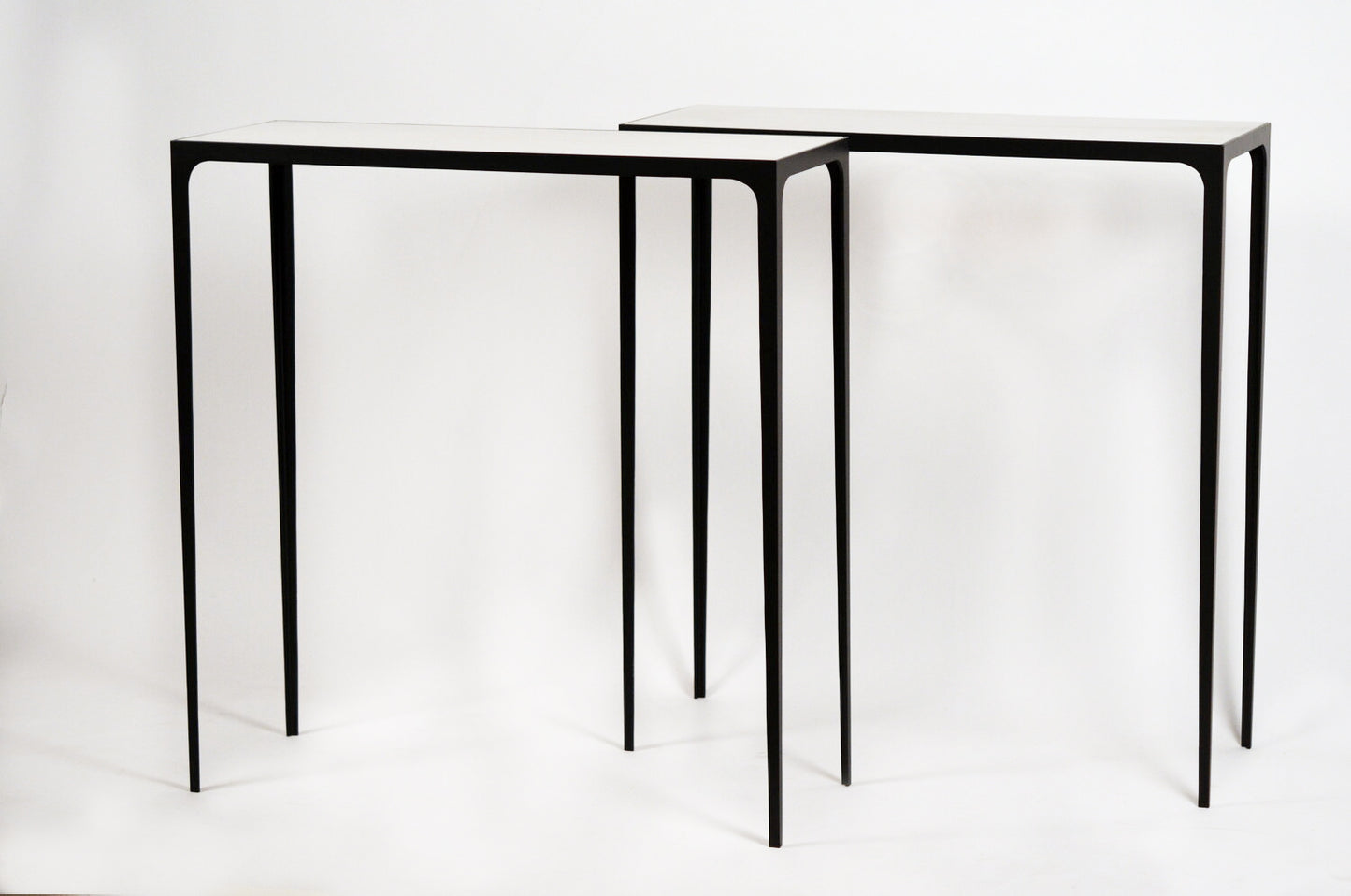 Paire de large console 'Esquisse' avec plateau en parchemin