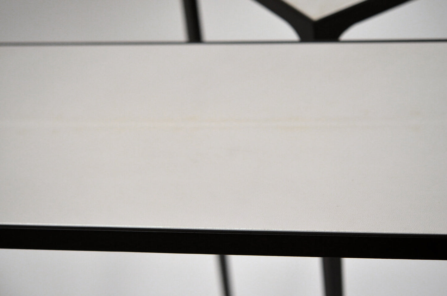 Large console 'Esquisse' avec plateau en parchemin
