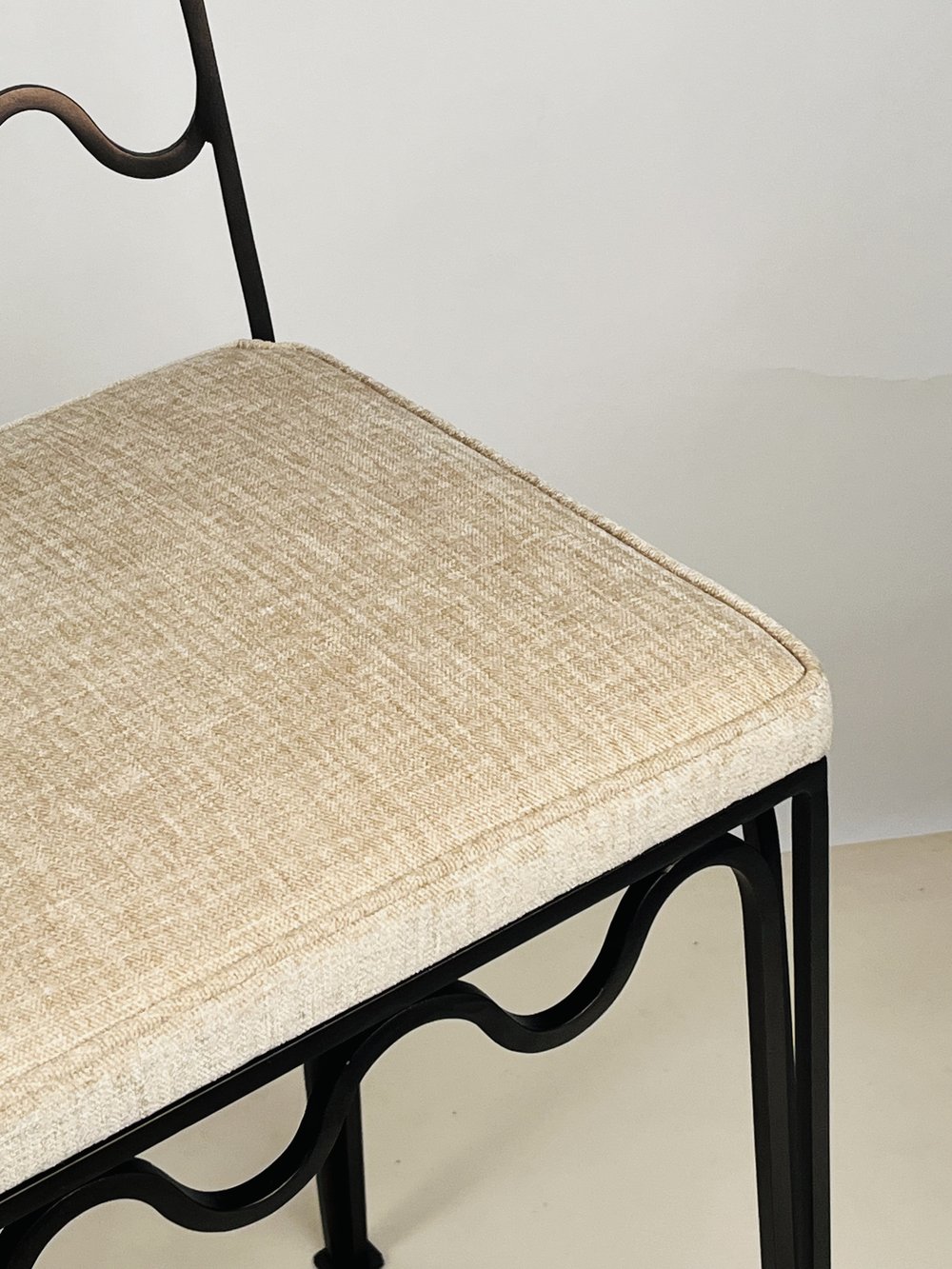 Tabouret 'Méandre' avec assise crème