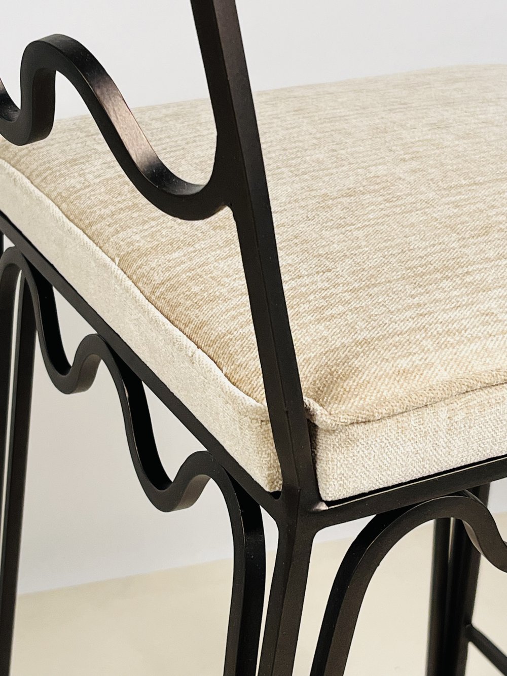 Tabouret 'Méandre' avec assise crème
