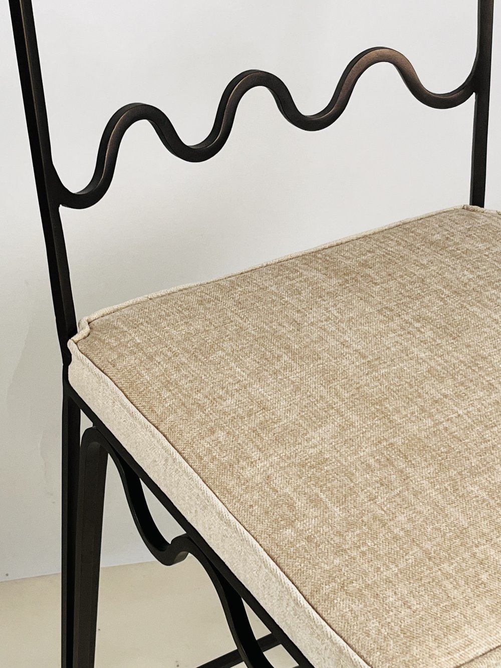 Tabouret 'Méandre' avec assise crème