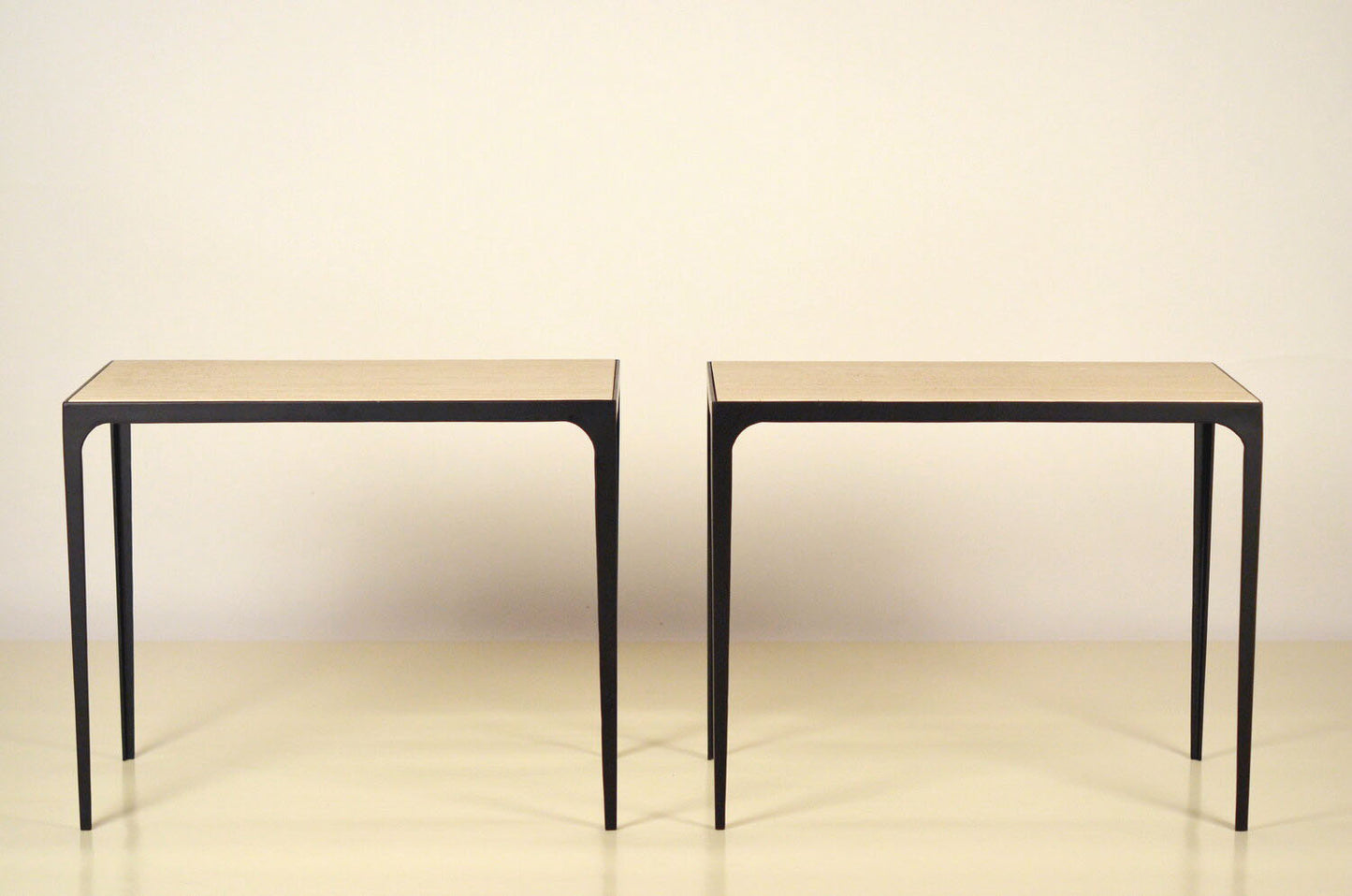 Paire de tables d'appoint 'Esquisse' avec surface en travertin