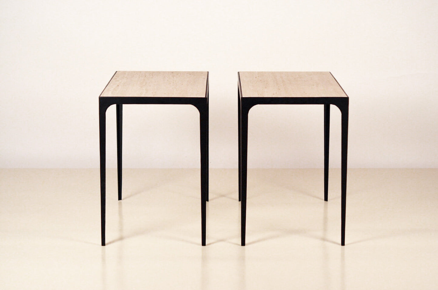 Paire de tables d'appoint 'Esquisse' avec surface en travertin
