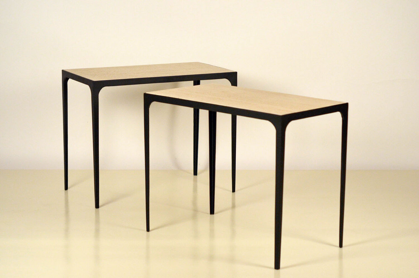 Paire de tables d'appoint 'Esquisse' avec surface en travertin