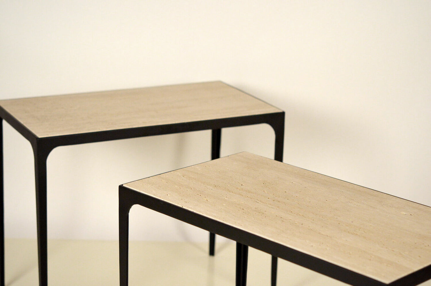 Paire de tables d'appoint 'Esquisse' avec surface en travertin