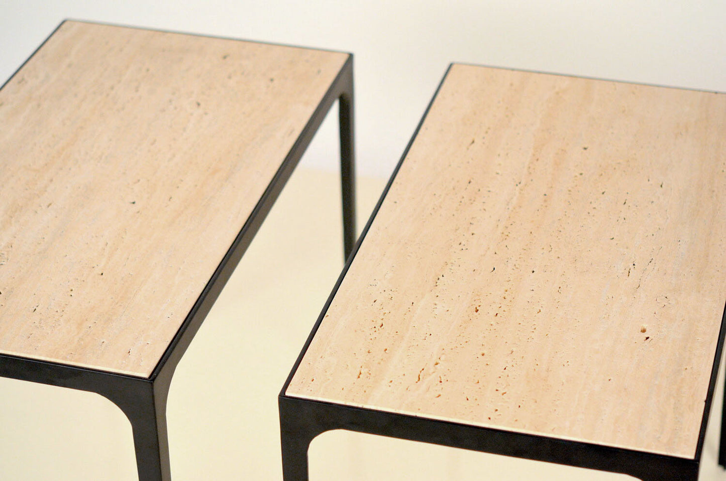 Paire de tables d'appoint 'Esquisse' avec surface en travertin