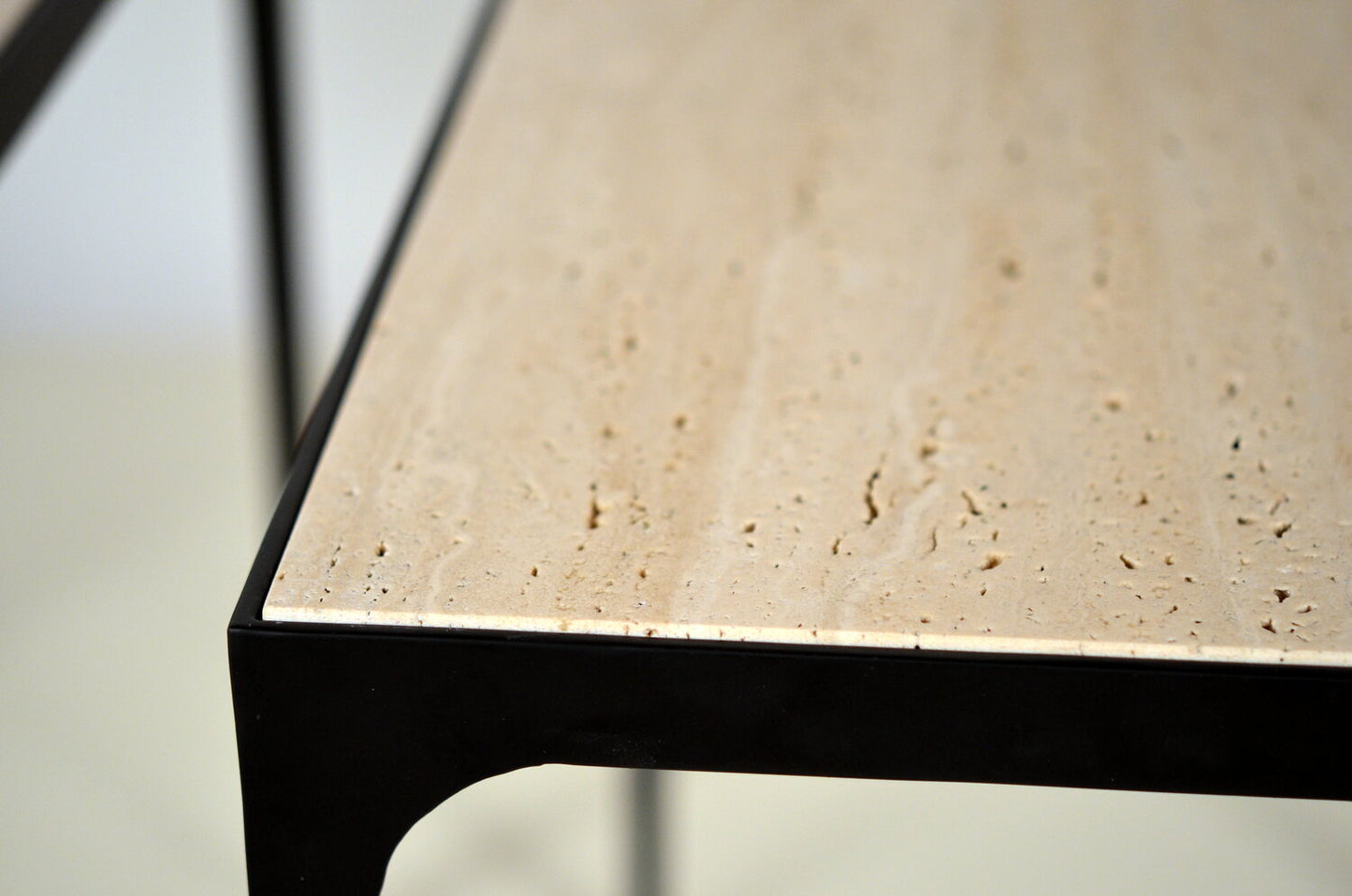 Paire de tables d'appoint 'Esquisse' avec surface en travertin