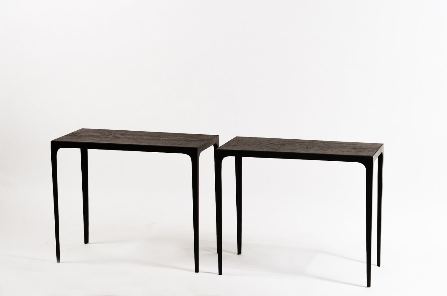 Paire de console modèle 'Esquisse' plateau bois ébonisé