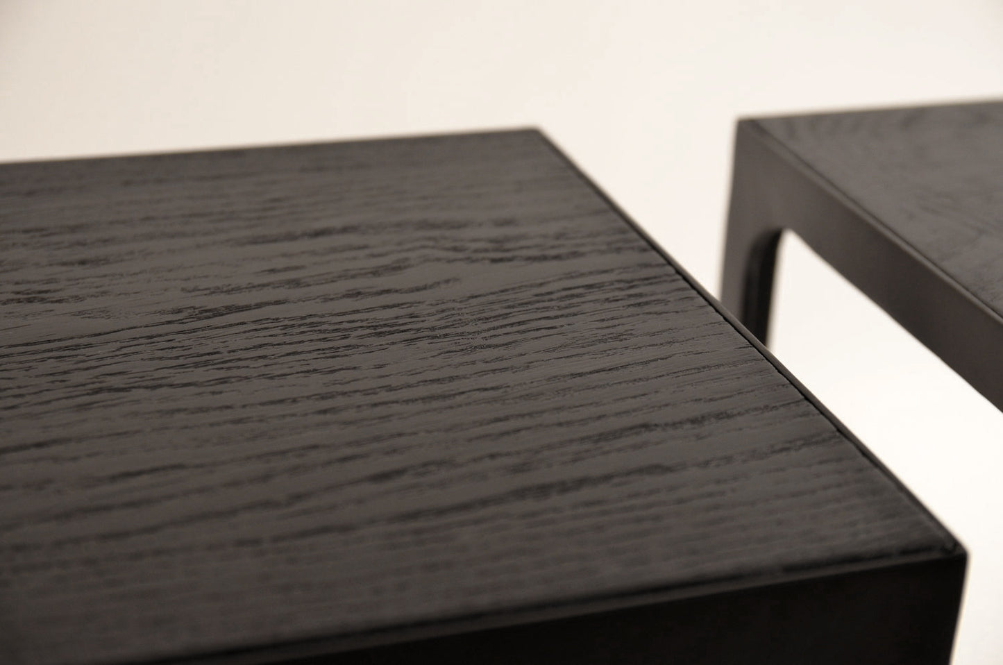 Paire de console modèle 'Esquisse' plateau bois ébonisé