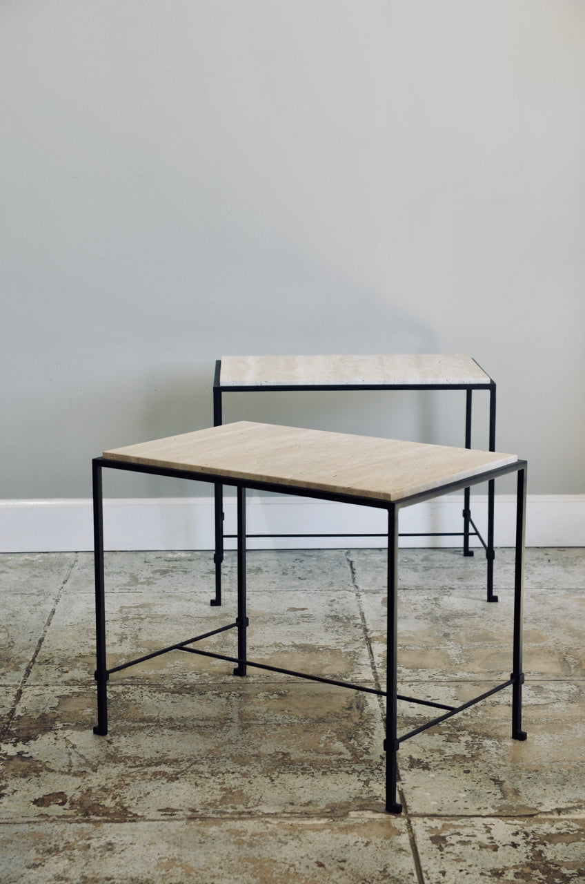 Paire de tables d'appoint 'Diagramme' avec plateau en Travertin