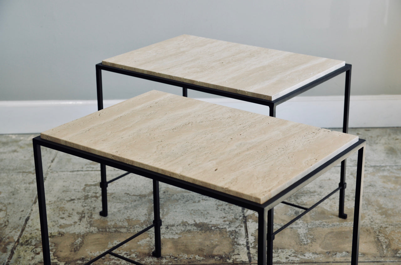 Paire de tables d'appoint 'Diagramme' avec plateau en Travertin