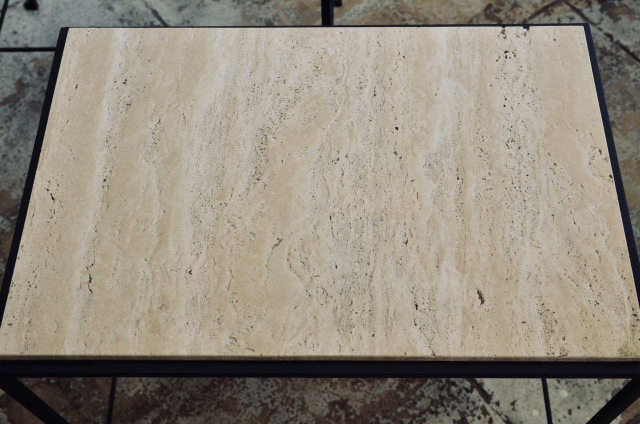 Paire de tables d'appoint 'Diagramme' avec plateau en Travertin