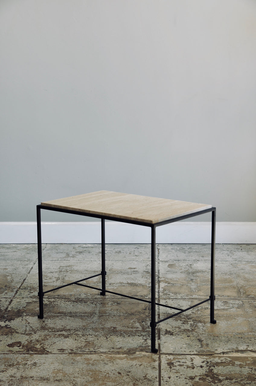 Paire de tables d'appoint 'Diagramme' avec plateau en Travertin