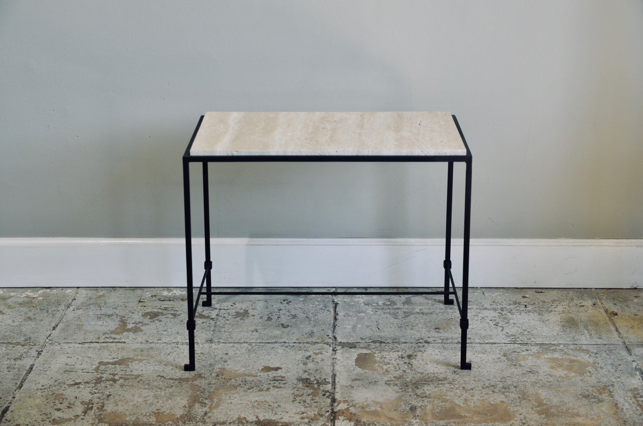 Paire de tables d'appoint 'Diagramme' avec plateau en Travertin