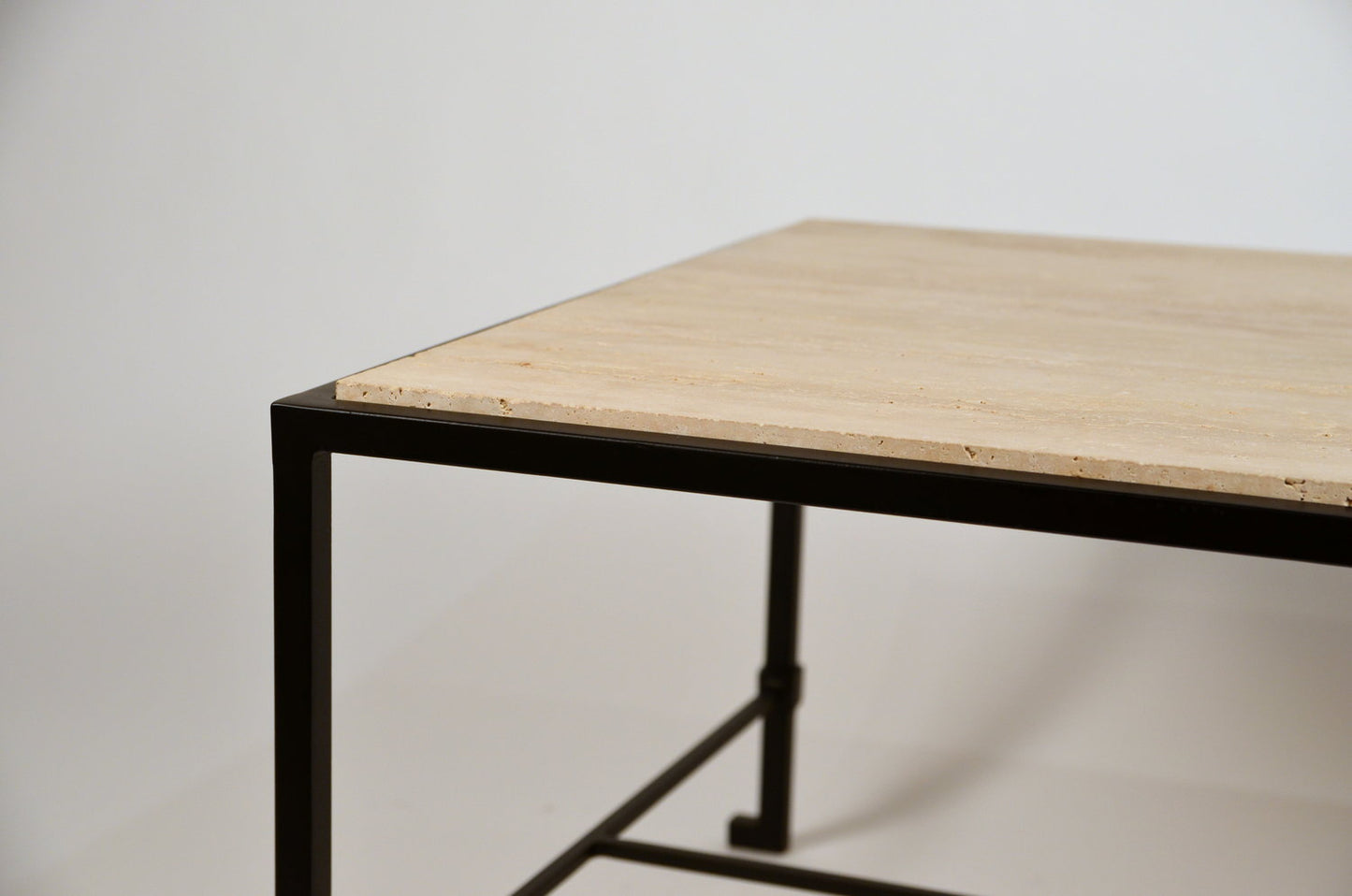 Paire de tables d'appoint 'Diagramme' avec plateau en Travertin