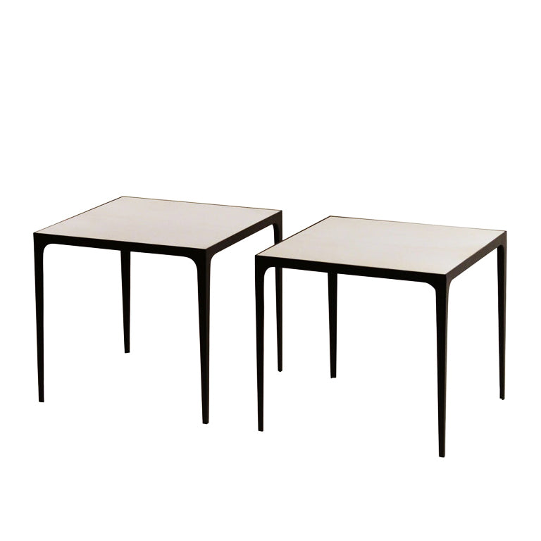 Paire de tables d'appoint 'Esquisse' noire et parchemin crème