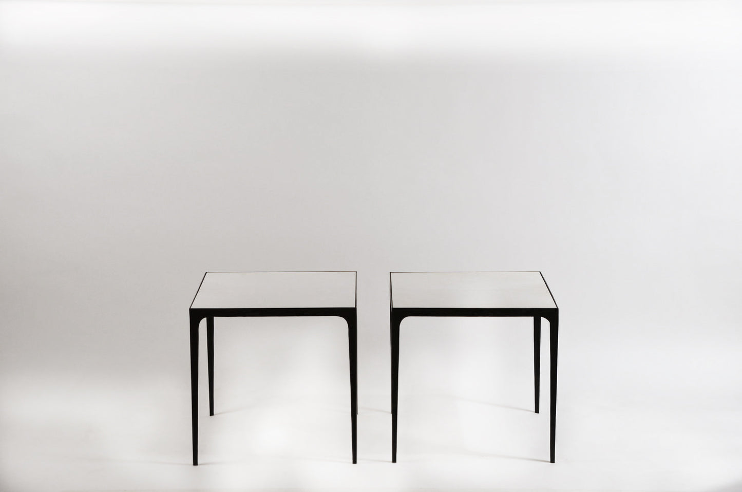 Paire de tables d'appoint 'Esquisse' noire et parchemin crème