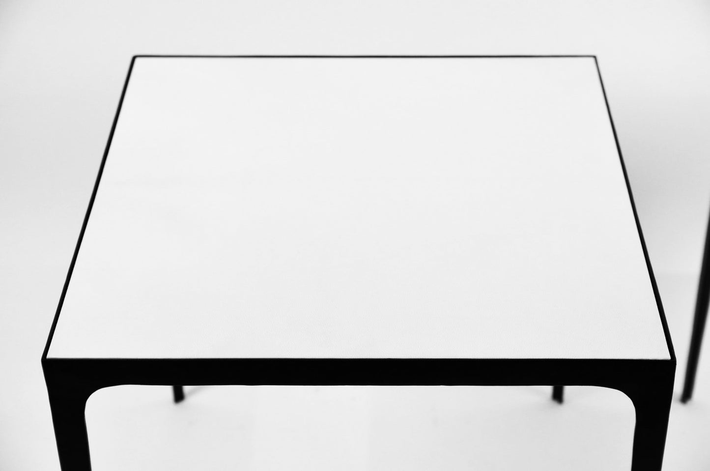 Paire de tables d'appoint 'Esquisse' noire et parchemin crème