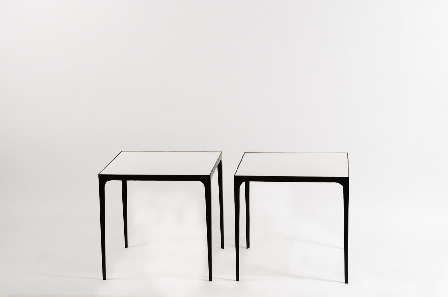 Paire de tables d'appoint 'Esquisse' noire et parchemin crème