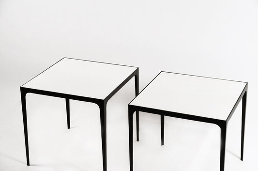 Paire de tables d'appoint 'Esquisse' noire et parchemin crème