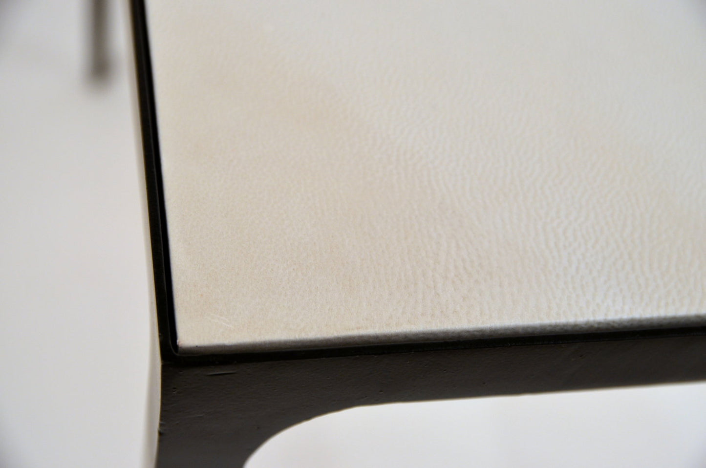 Paire de tables d'appoint 'Esquisse' noire et parchemin crème