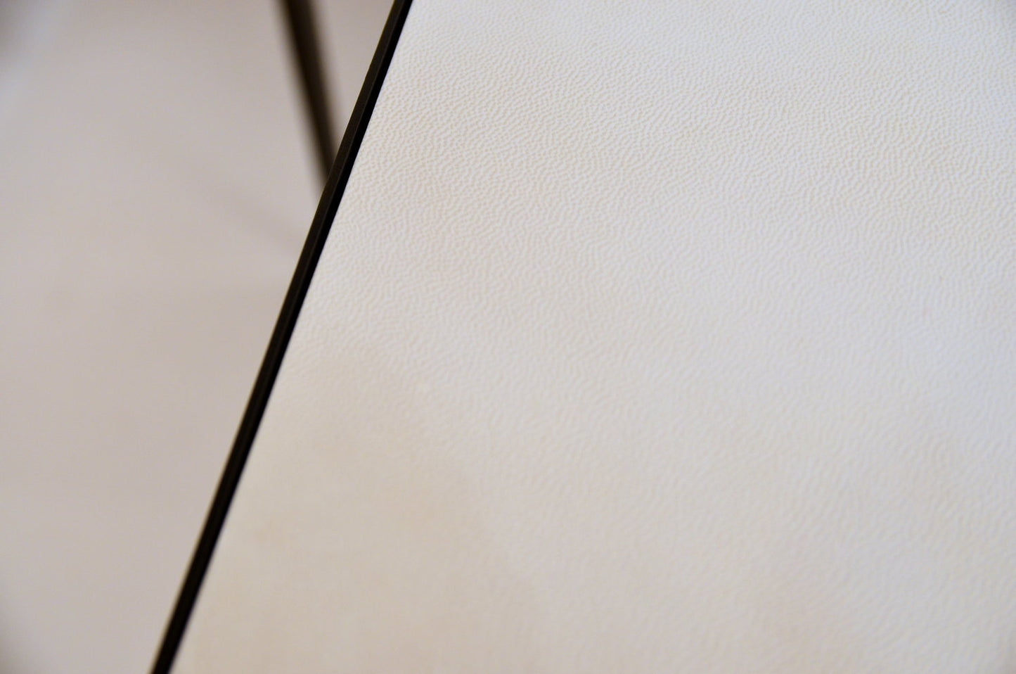 Paire de tables d'appoint 'Esquisse' noire et parchemin crème