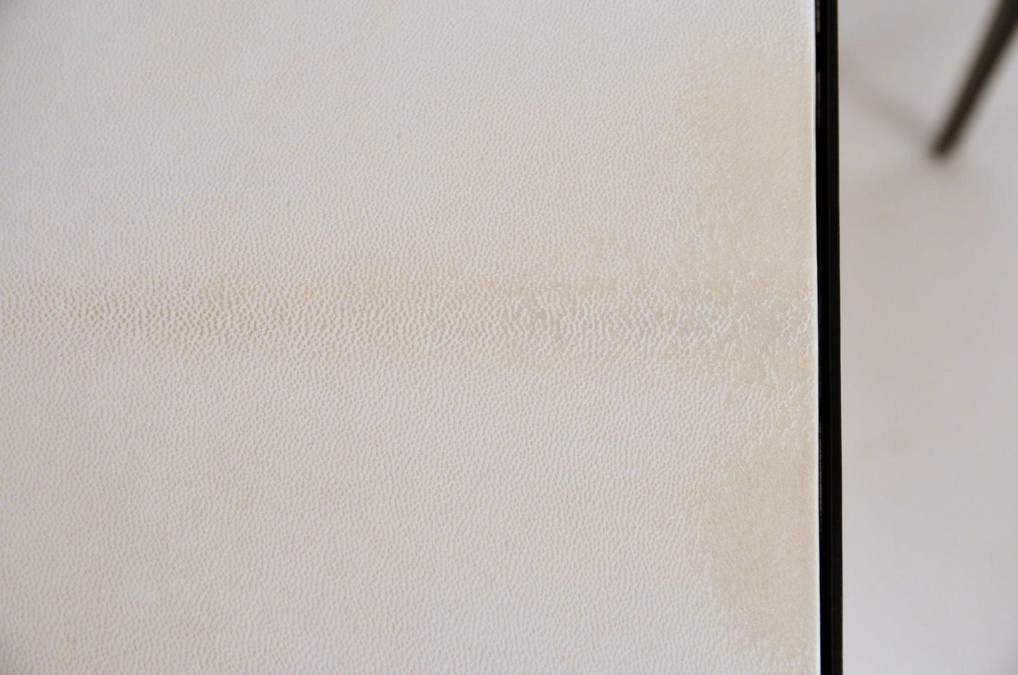 Paire de tables d'appoint 'Esquisse' noire et parchemin crème