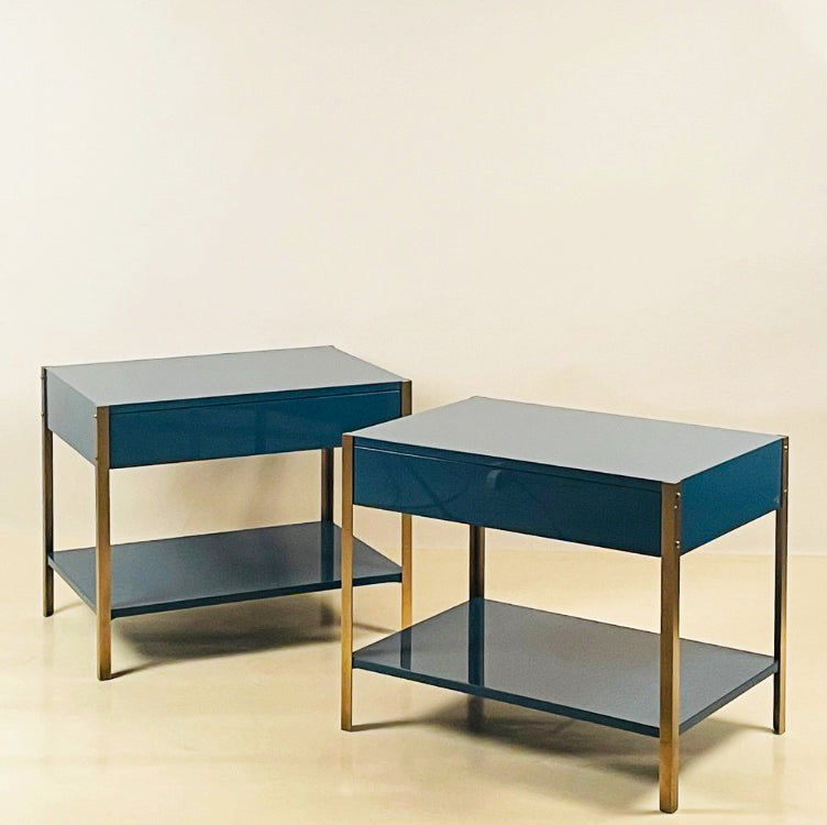 Paire de tables de chevet laquée bleu