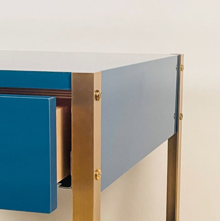 Paire de tables de chevet laquée bleu