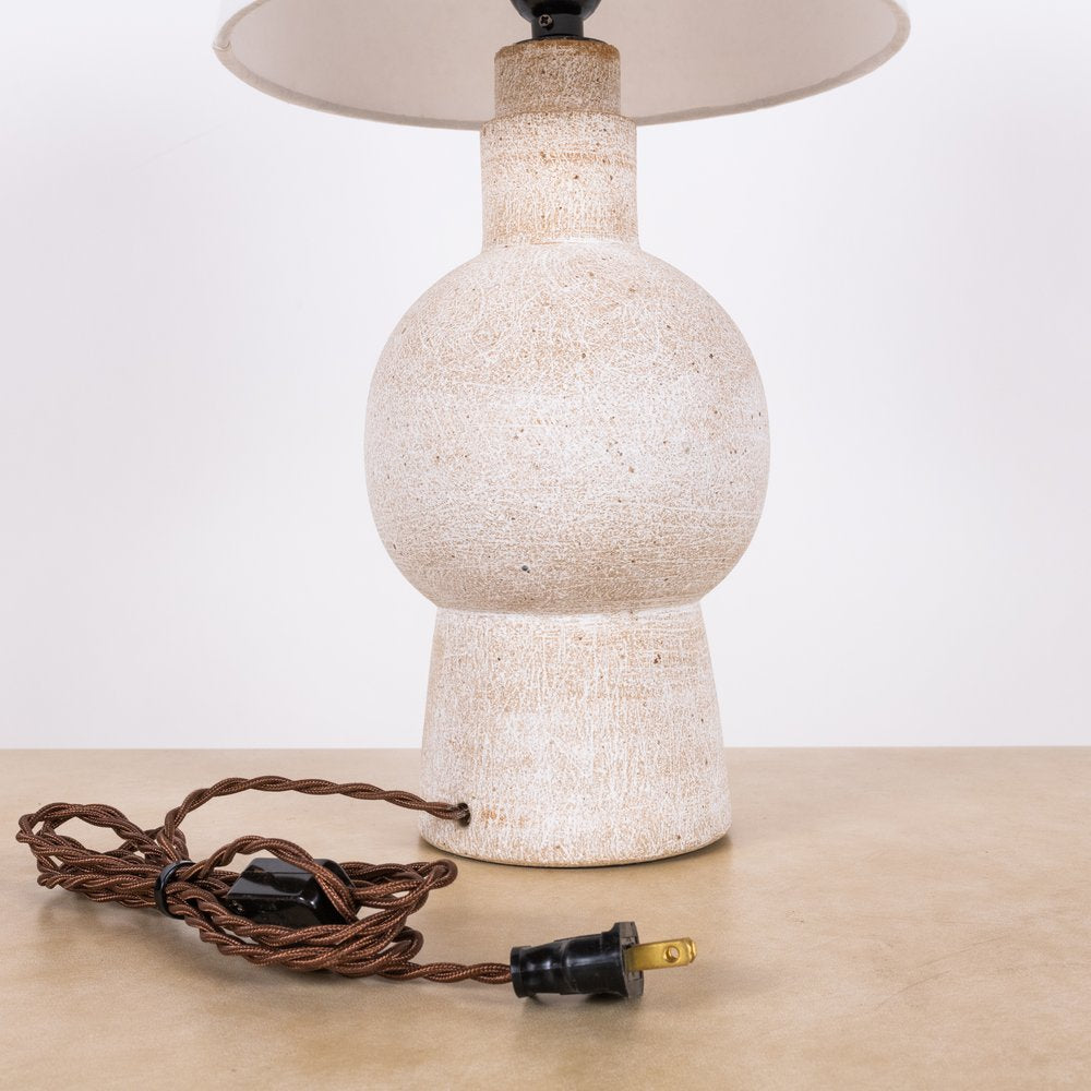 Lampe de table en grey finition blanc pierre silice en forme de Bilboquet