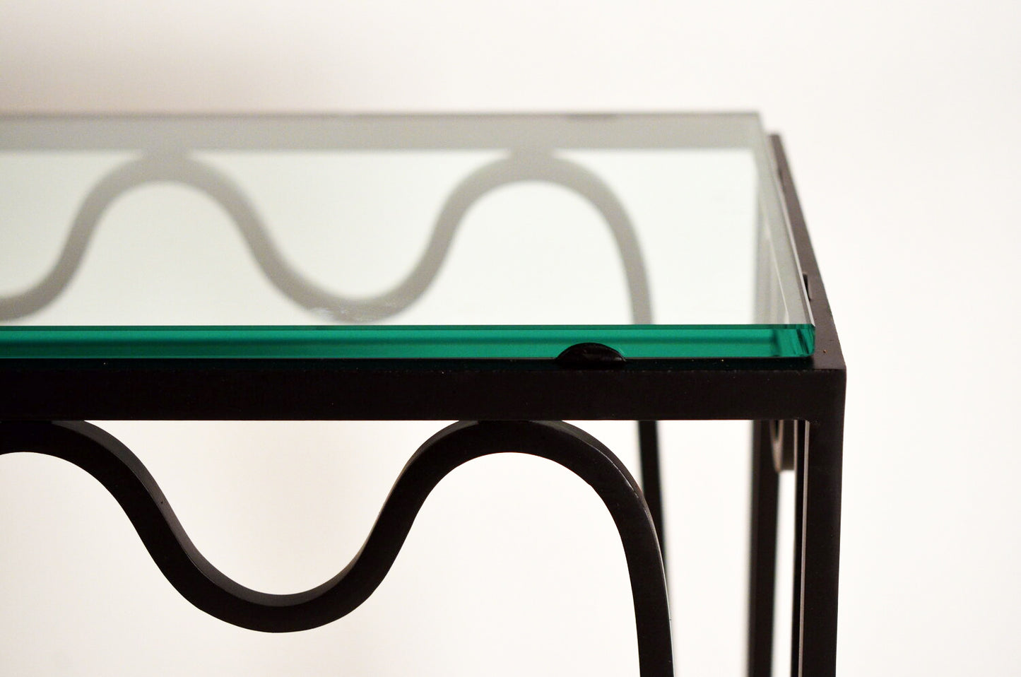 Paire de console 'Méandre' avec plateau en verre