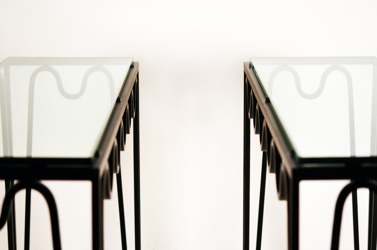 Paire de console 'Méandre' avec plateau en verre