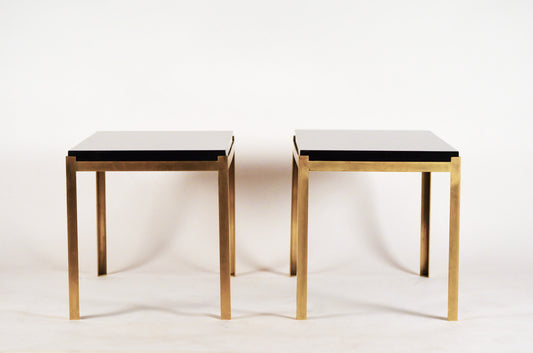 Paire de tables 'Caisson' en laiton et surface noire laquée