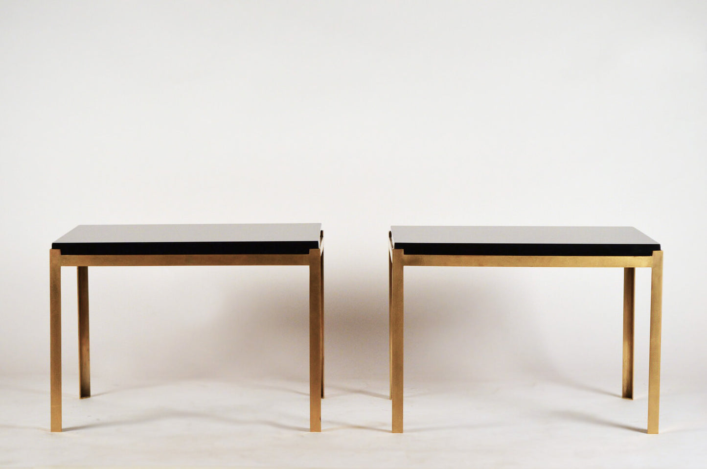 Paire de tables 'Caisson' en laiton et surface noire laquée