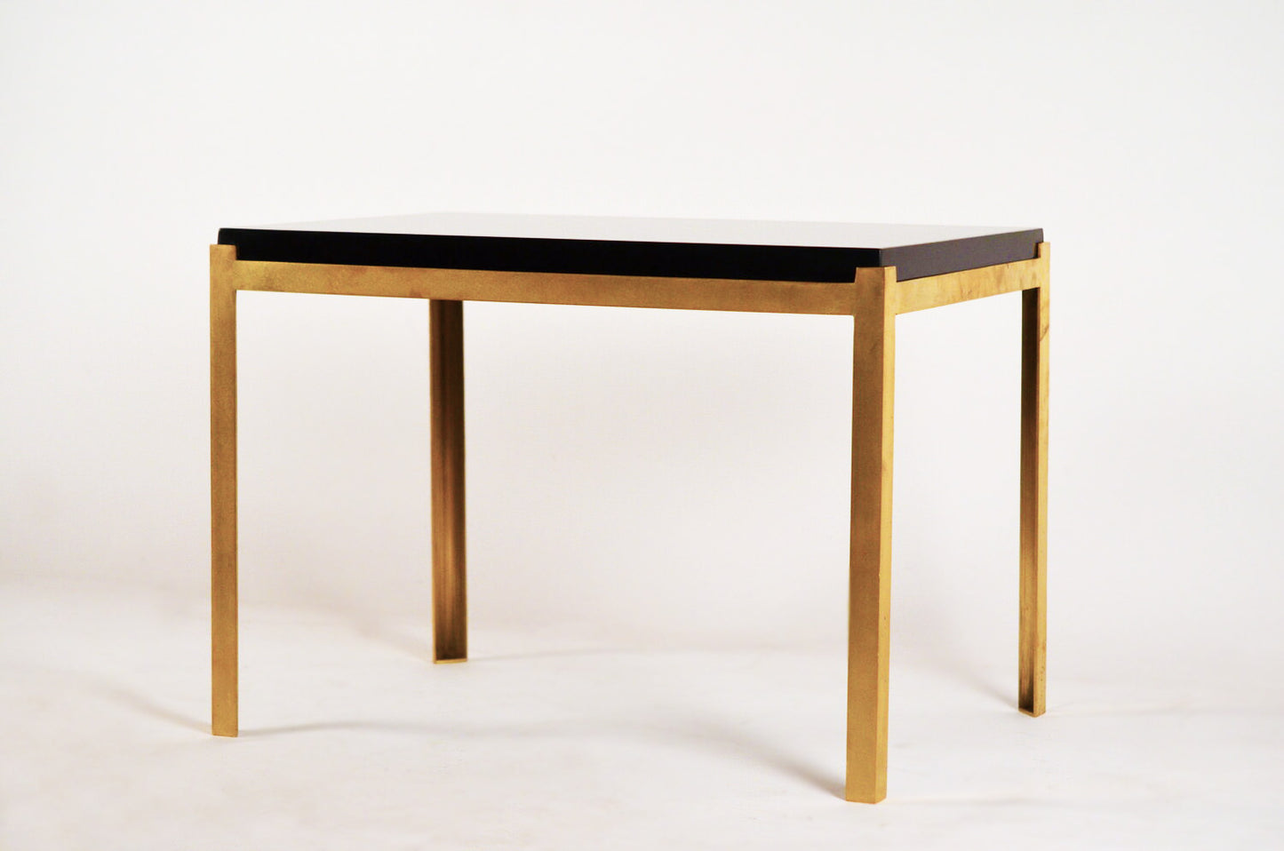 Paire de tables 'Caisson' en laiton et surface noire laquée