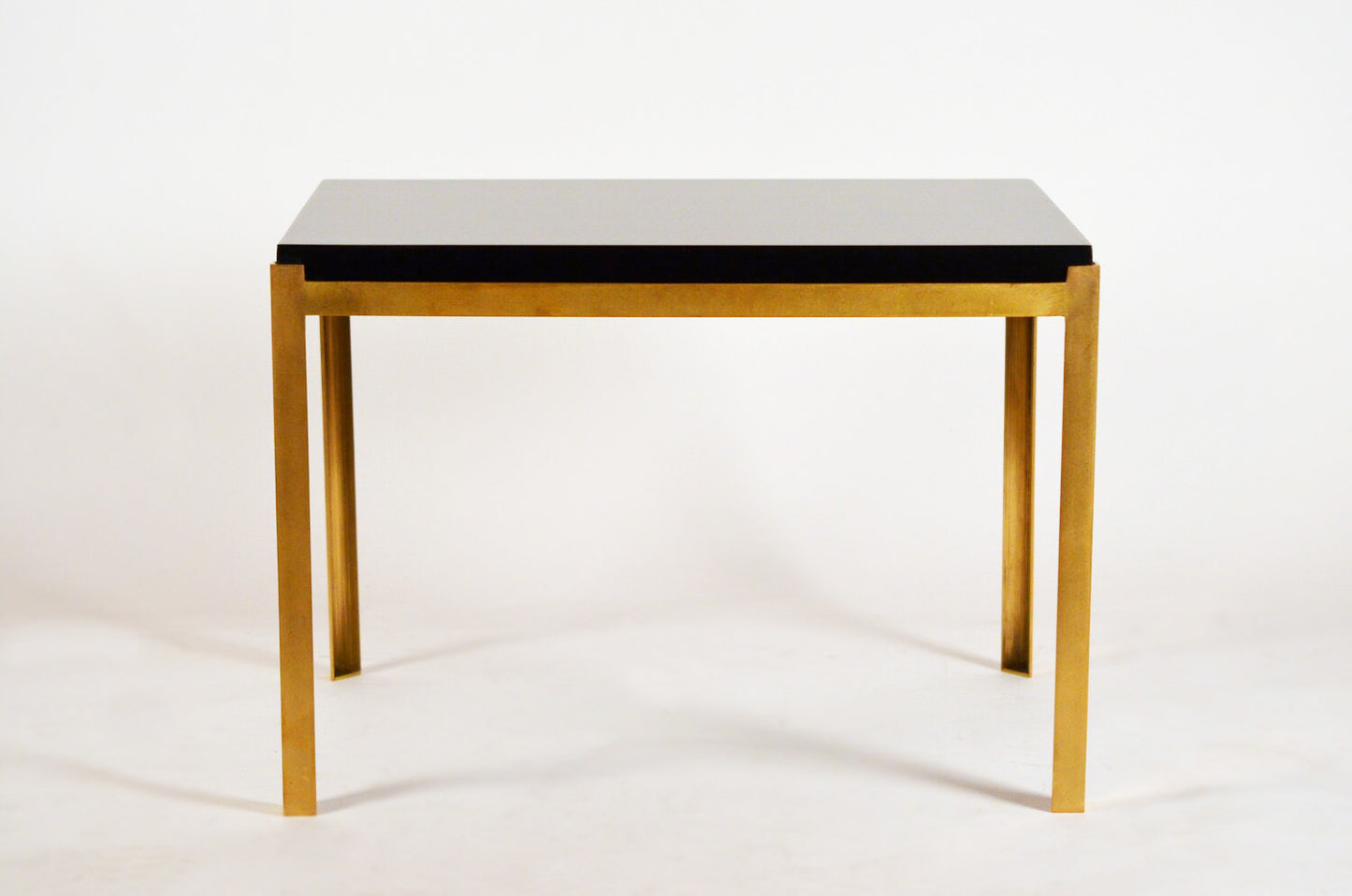 Paire de tables 'Caisson' en laiton et surface noire laquée