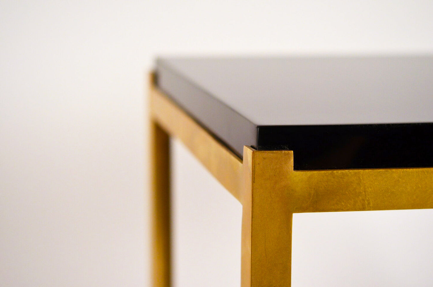 Paire de tables 'Caisson' en laiton et surface noire laquée