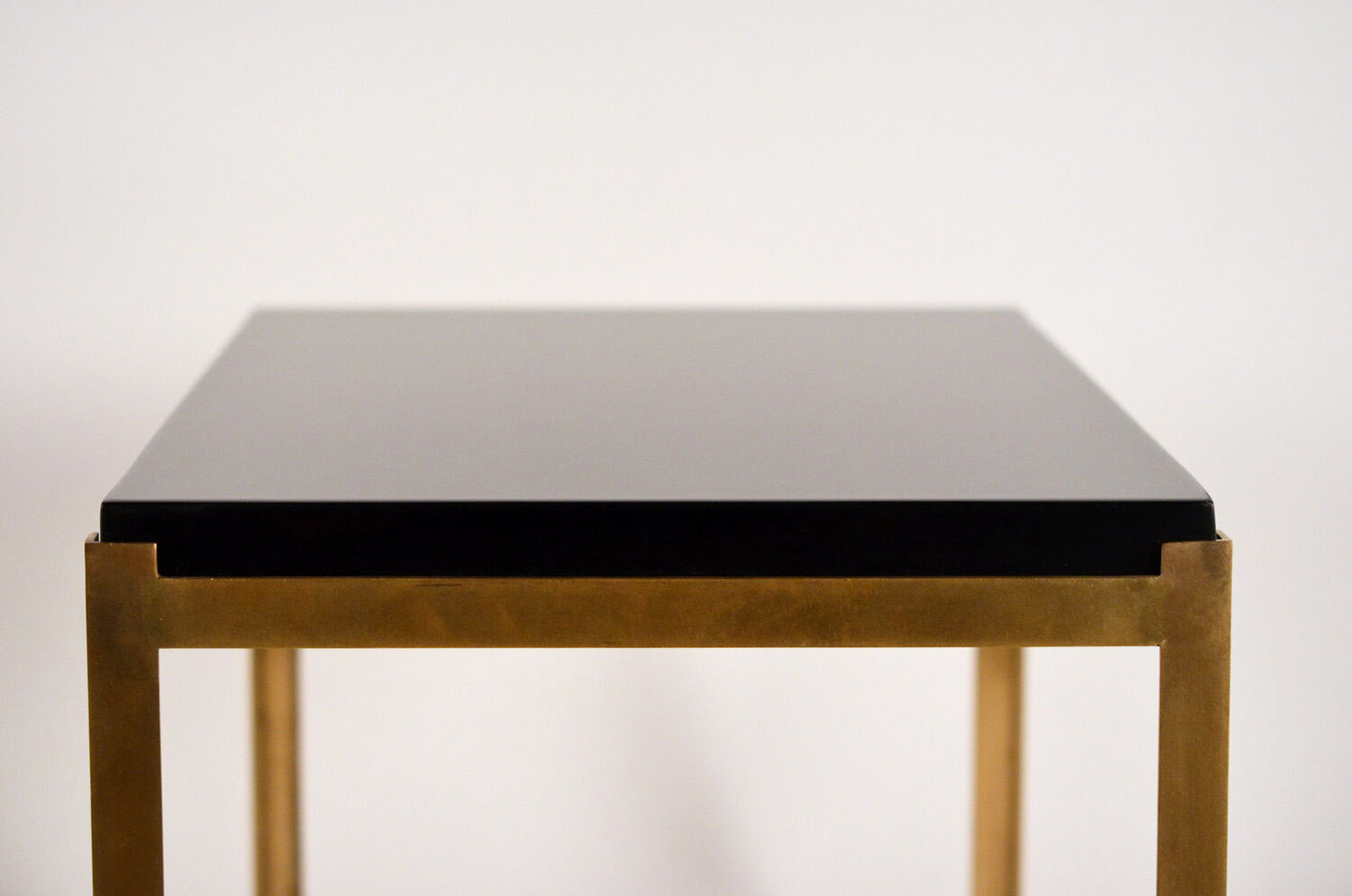 Paire de tables 'Caisson' en laiton et surface noire laquée