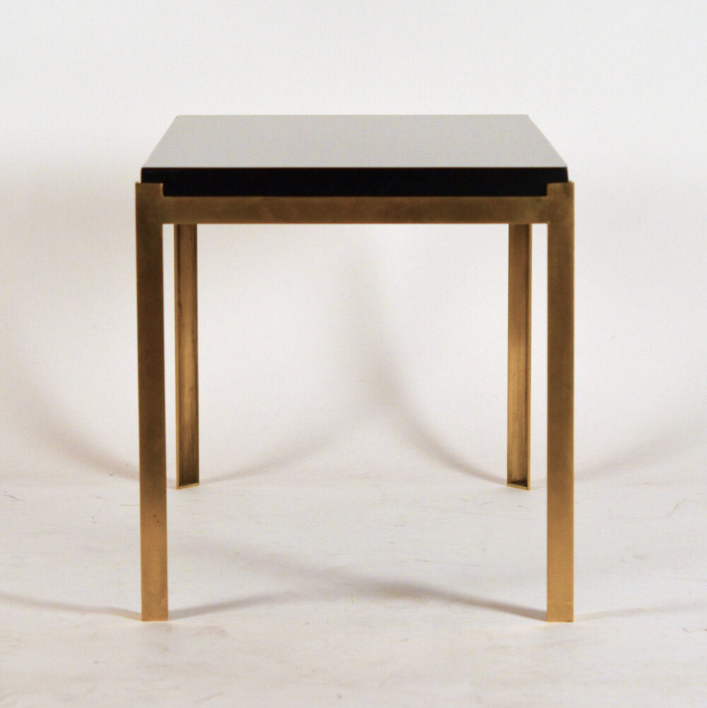 Paire de tables 'Caisson' en laiton et surface noire laquée