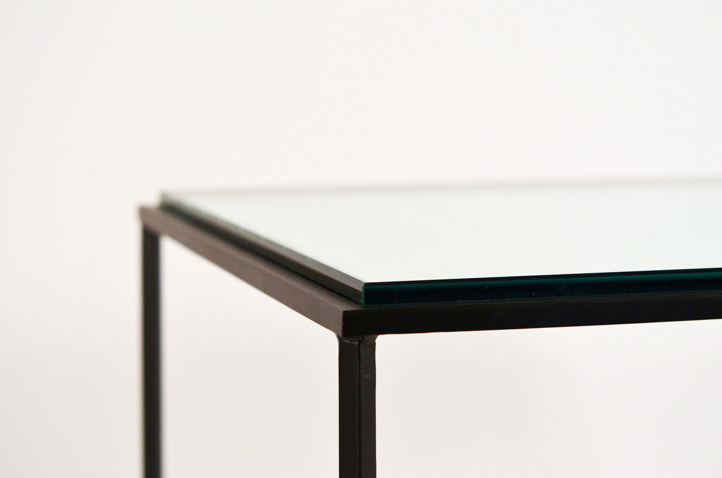 Paire de tables d'appoint 'Entretoise' avec surface en verre