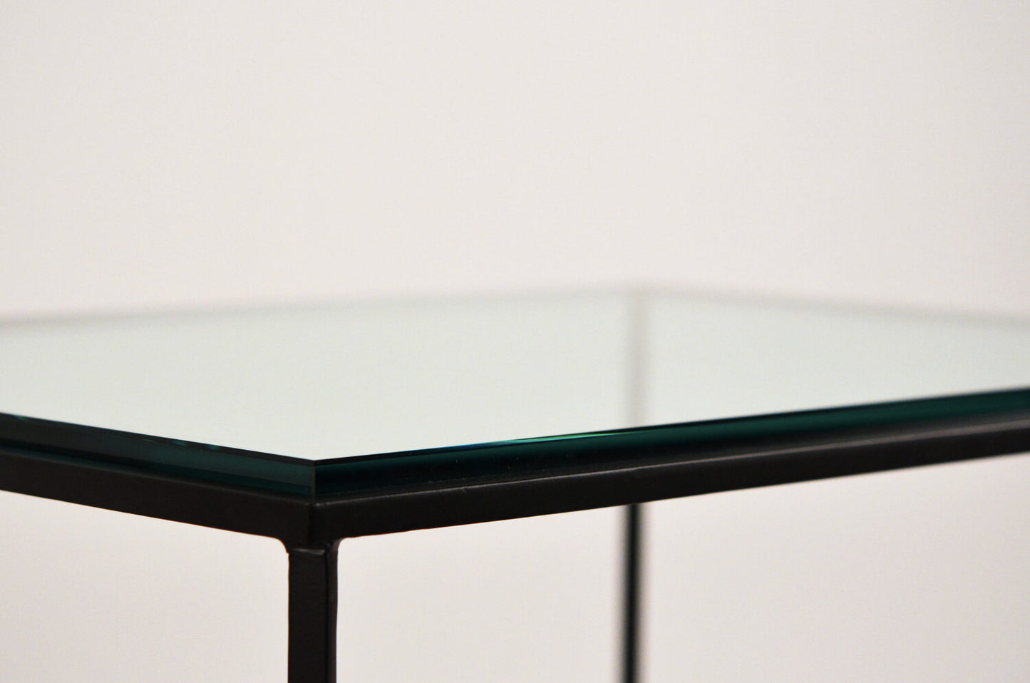 Paire de tables d'appoint 'Entretoise' avec surface en verre