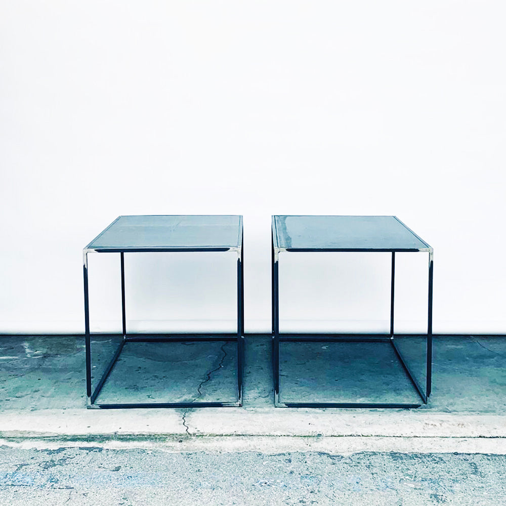Paire de table d'appoint 'Filiforme' en metal