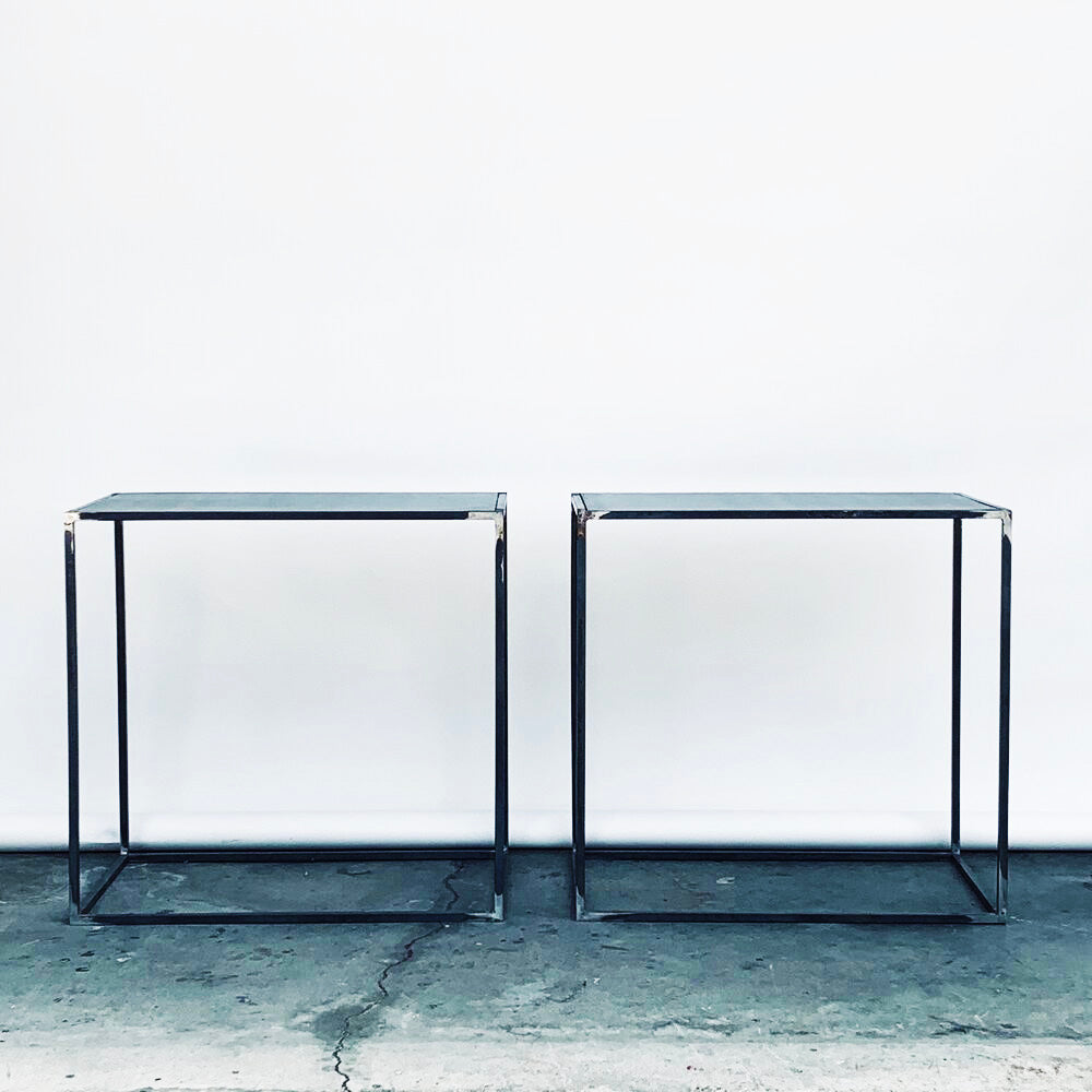 Paire de haute table de présentation 'Filiforme'