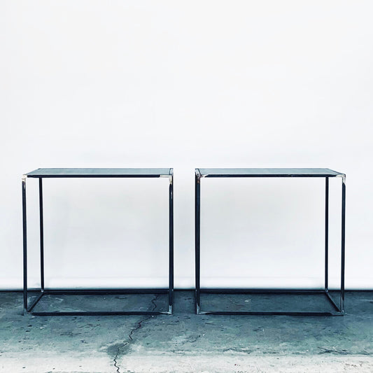 Paire de haute table de présentation 'Filiforme'