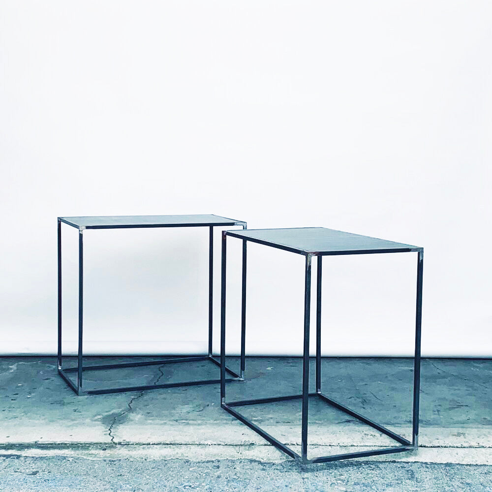Paire de haute table de présentation 'Filiforme'