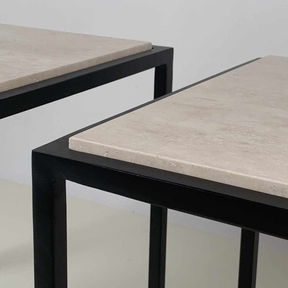 Paire de tables d'appoint 'Diagramme' avec plateau en Travertin